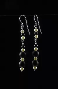 Orecchini pendenti in argento sterling con sfere di onice nero satinato e perle - Foto 1 di 6