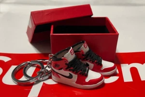 Par de llaveros para zapatillas de baloncesto 3D AJ1 Chicago con caja mini gif - Imagen 1 de 1