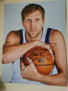 DIRK NOWITZKI - BASKETBALL - ORIG. AUTOGRAMM auf 20 x 25 cm FOTO - SIGNED! - Bild 1 von 1