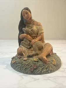 Estatuilla de cerámica pintada a mano de cervatillo sentado y sosteniendo doncella nativa americana - Imagen 1 de 13