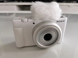 (SCREEN DOESN'T TURN ON) Sony ZV-1F 20.1MP Vlogging Camera, White - Picture 1 of 14