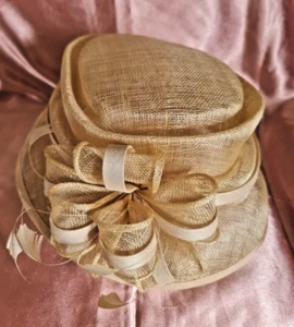 BHS schöner beige Hochzeit Hut vorne Schleife Federn Rennen Anlässe Kirche Schleife - Bild 1 von 18