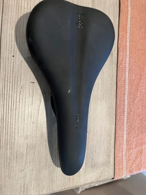 Sillín WTB Volt - Base Fusion Form - 140 mm x 265 mm - Despegue nuevo (nunca montado) Foto 1 de 2