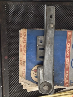 1963 1964 年别克里维埃拉乘客侧门窗玻璃运行通道指南 — 第 1/4 张图片