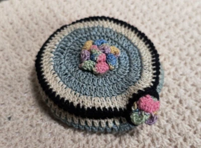 *Capa de maquiagem compacta vintage Handmad azul e branca de crochê com fecho de flor 🌺 - Imagem 1 de 4