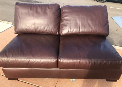 Cadeira de amor Pottery Barn Turner couro seccional sem braços assinatura uísque - Imagem 1 de 4