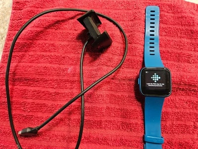 Fitbit Versa Lite azul e carregador - Imagem 1 de 3
