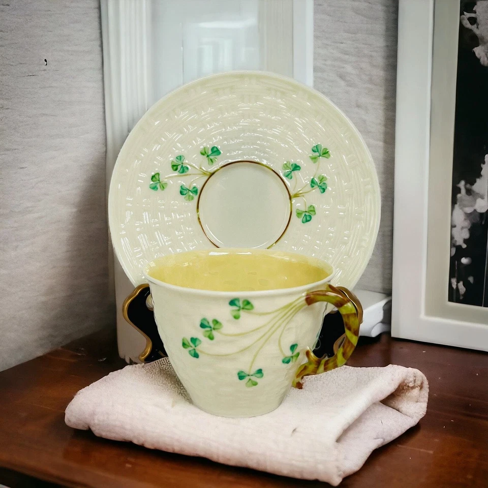 Taza de té y platillo de porcelana fina Belleek Shamrock Basketweave 5th Mark (1955-1965) Foto 1 de 4
