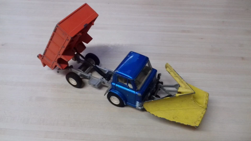 Dinky toy Ford D800 tipper with snow plough - Image 1 of 1