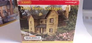 HORNBY R8504 OO GAUGE - SKALEDALE 'HOLLY FARM COTTAGES' - Picture 1 of 3