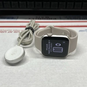 Apple Watch SE (2nd Gen) 44mm Starlight Aluminum GPS Smartwatch - Unlocked - Photo 1 sur 7