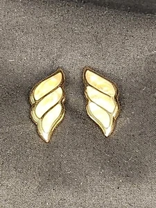 Vintage Napier Goldtone & Cream Enamel Shell Shaped Post Earrings Pierced Ears - Picture 1 of 5