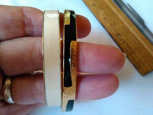 VINTAGE "TRIFARI" EMAILLIERTE ARMREIF ARMBÄNDER 2 STÜCK CREME & SCHWARZ & GOLD - Bild 1 von 4