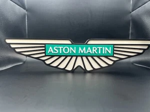 Aston Martin Logo Schild Display | 3D Wand Schreibtisch Regal Kunst - Bild 1 von 4