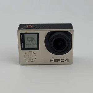Cámara de acción GoPro HERO4 plateada probada y funcionando con batería que falta cubierta lateral - Imagen 1 de 10