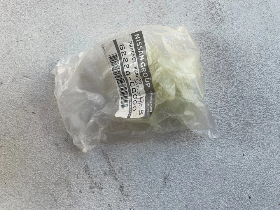 Soporte superior de cubierta de parachoques genuino Nissan para Infiniti FX35 FX45 62224-CG000 Foto 1 de 1