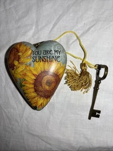 Kunst Herzen Demdaco "YOU ARE MY SUNSHINE" mit Schlüssel, Anhänger, Quaste Ornament Wandbehang - Bild 1 von 9