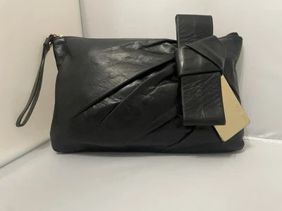 Vince Camuto Clutch de Couro Preto Pulseira, Laço e Couro Plissado Frontal 11” - Imagem 1 de 4