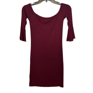 Forever 21 Schulterfreies Bodycon-Kleid aus Rippstrick mit Glockenärmeln. Größe S - Bild 1 von 7