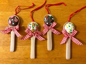 4 Holz Löffel Schokolade Süßigkeiten Lebkuchen Plätzchen Weihnachtsschmuck Bäcker Deko - Bild 1 von 8