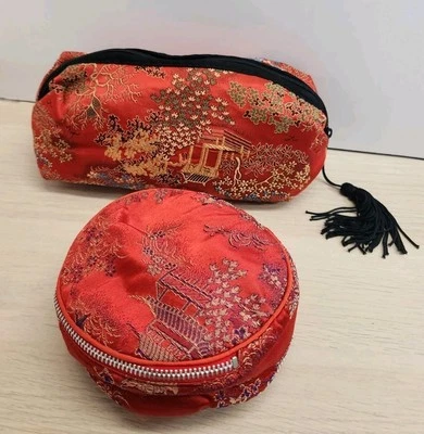 Lote de 2 bolsas de maquillaje brocado chino rojo y estuche de polvo de maquillaje bordado en seda. Foto 1 de 4