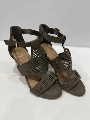 Zapatos de tacón Delicious para mujer con tiras talla 7,5 verde oliva Foto 1 de 4