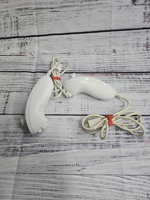 OEM Nintendo Wii Blanco Nunchuck Controlador RVL-004 Lote de 2 Foto 1 de 3