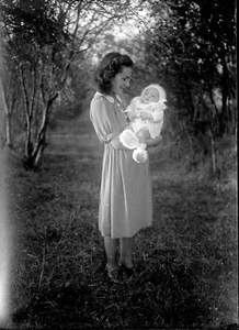 Jeune femme portant nouveau né bébé bois - négatif photo verre an. 1930 - Imagen 1 de 1