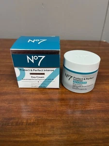 No7 Protect & Perfect Intensive Advanced Tagescreme LSF 30 1,69oz EXP 2/27 - Bild 1 von 4