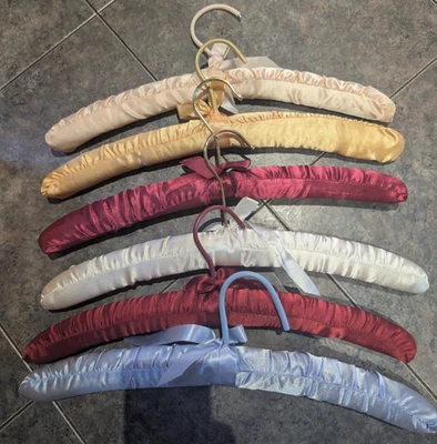 Lote de 6 cabides de lingerie vintage acolchoados cobertos de tecido de cetim/seda - Imagem 1 de 4