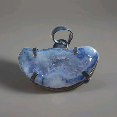 Ágata azul hecha artesanalmente en una montura de plata de ley Foto 1 de 4