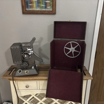 KEYSTONE MODEL R-8, 8MM MOVIE PROJECTOR 1939 IN CASE VINTAGE - Image 1 of 4