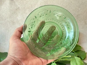 VINTAGE BEAUTIFUL TRADITIONAL FINE GREEN CLEAR CUT GLASS SMALL SERVING PLATE. - Picture 1 of 12