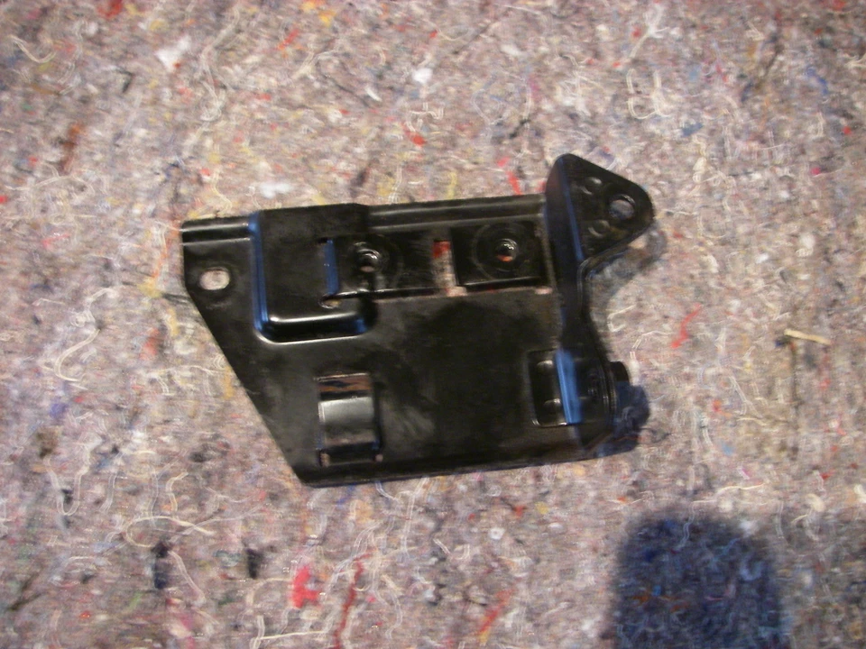 Relay Holder Retaining Plate CDI Flasher Electric Suzuki Gt 250/2 X7 - Image 1 of 1