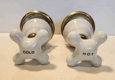 Alças de torneira de banheiro de porcelana branca quente e fria vintage sem lascas década de 1930 - Imagem 1 de 4