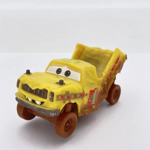 Camión diecast Disney Pixar Cars Taco 2016 Mattel amarillo #4 demolición derby juguete - Imagen 1 de 8