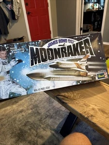 MOONRAKER 1979 transbordador espacial sin abrir kit modelo Revell 1/144 -007 James Bond de colección - Imagen 1 de 12