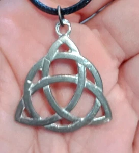Collar colgante amuleto de 1" Magik Crafts peltre celta triquetra - Imagen 1 de 1