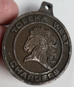 Vintage Topeka West Caricabatterie Scuola Superiore Ciondolo Cavallo Mascotte Topeka KS Kansas - Foto 1 di 5