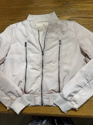 CHAQUETA BOMBER ALO YOGA OFF DUTY • ROSA •M Foto 1 de 4