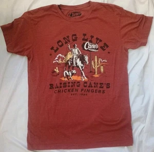 Maglietta Long Live Raising Cane's Desert Rider Cowboy Rossa Uomo M - Foto 1 di 5