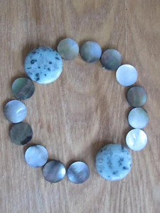 13 Perlmutt Scheiben 15mm silber grau und 2 Scheiben Jade/hellgrün 25mm - Bild 1 von 1
