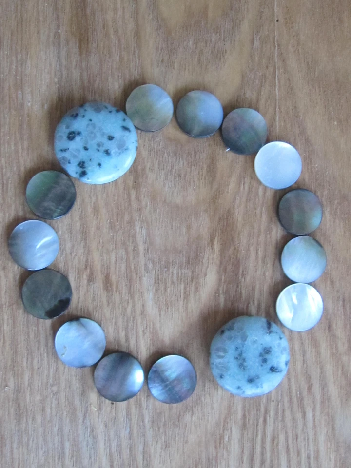 13 Perlmutt Scheiben 15mm silber grau und 2 Scheiben Jade/hellgrün 25mm - Bild 1 von 1