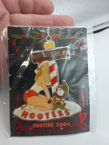 HOOTERS Navidad Sexy Santa Niña Hootie Adorno "FELICES FIESTAS 2004 - Imagen 1 de 1