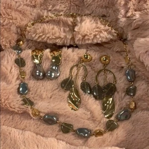 Gray Necklace & 2 Pairs of Earrings Set, a new day - Picture 1 of 11