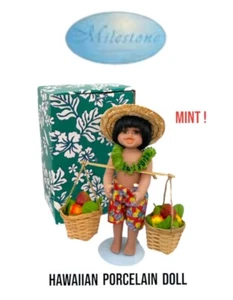 Muñeca de porcelana Milestone Keoki hawaiana Hula Boy cesta de frutas portador con caja como nueva - Imagen 1 de 5