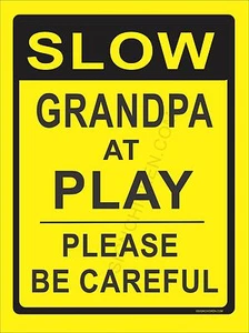 INSEGNA ALLUMINIO SLOW GRANDPA AT PLAY 9" x 12" - nuova - GIALLO e NERO, cartello stradale - Foto 1 di 1