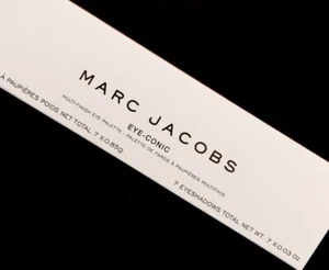 MARC JACOBS EYE-CONIC EYE PALETTE FANTASCENE 790 BOX VEGAN PLUSH OMEGA EYESHADOW - Picture 1 of 20