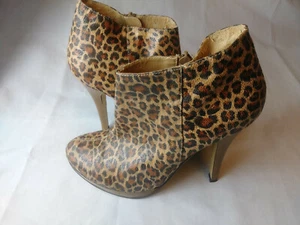 Carrini: Damen-Bootie Leopardenmuster hoher Absatz Reißverschluss Größe 8,5 brandneu (neu) - Bild 1 von 9