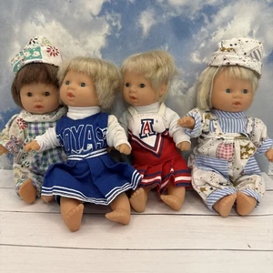 Lotto 4 bambole vintage senza marchio 6 pollici pigiami abiti cheerleader - Foto 1 di 10